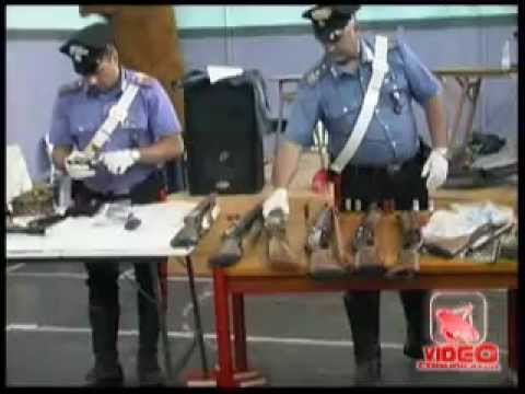 Napoli - Ritrovato a Soccavo arsenale della camorra in scuola abbandonata (live 01.06.12)