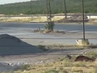 Syria فري برس  حماه المحتلة مورك استهداف المصور من قبل دبابة اسدية 4 6 2012 Hama