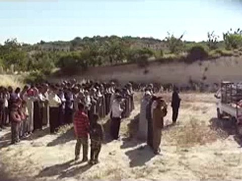 Syria فري برس ادلب جبل الزاوية الرامي الصلاة على الشهداء من ال الحمود 3 6 2012 Idlib