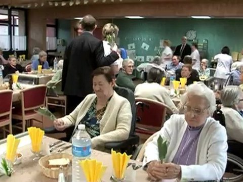 Visite des élus à la maison de retraite pour le 1er Mai 2012