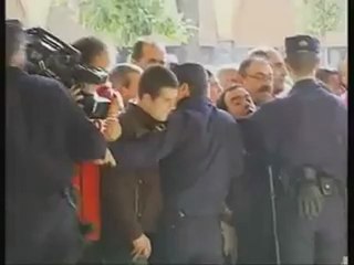 Gritan asesinos a los detenidos