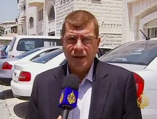 مجندة إسرائيلية تنشر صورها امام معتقلين فلسطينيين