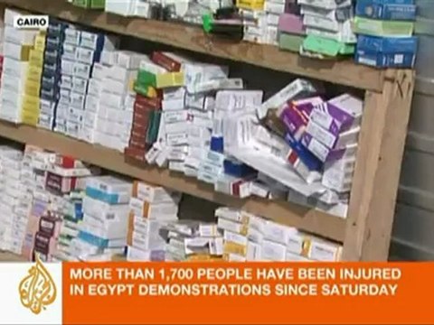 Egyptian protesters pull together to treat wounded
