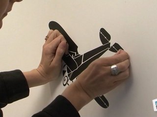 Comment décoller un sticker mural ?