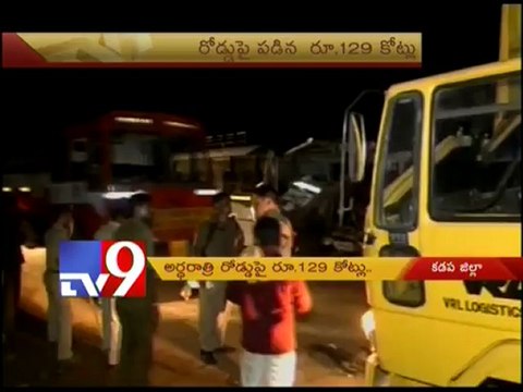 Currency worth Rs.129 crores fall out of vehicle