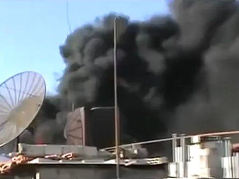 Syria فري برس حمص القديمة الحميدية اشتعال المنازل جراء القصف بالصواريخ تصاعد الدخان الاسود في السماء 7 6 2012 Homs