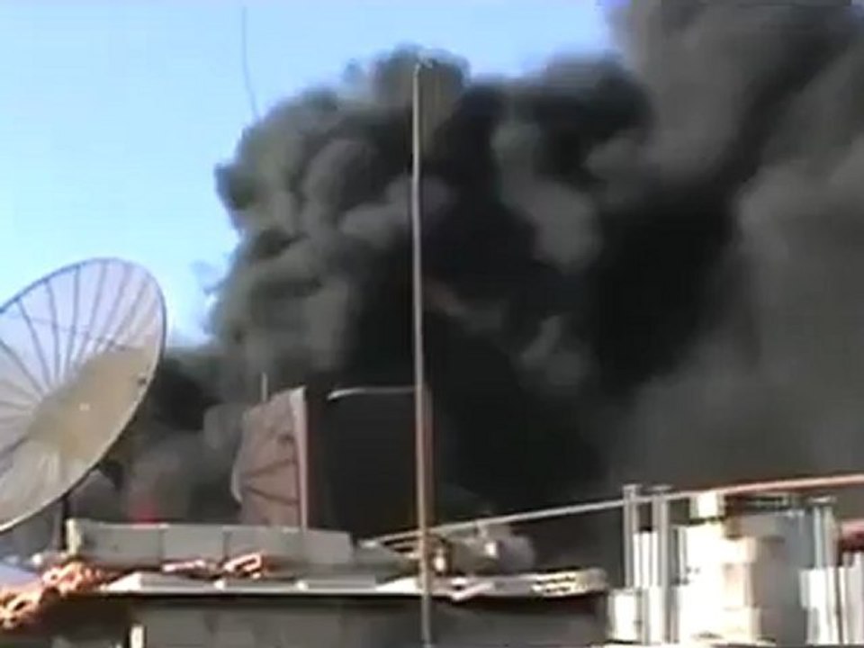 Syria فري برس حمص القديمة الحميدية اشتعال المنازل جراء القصف بالصواريخ  تصاعد الدخان الاسود في السماء 7 6 2012 Homs