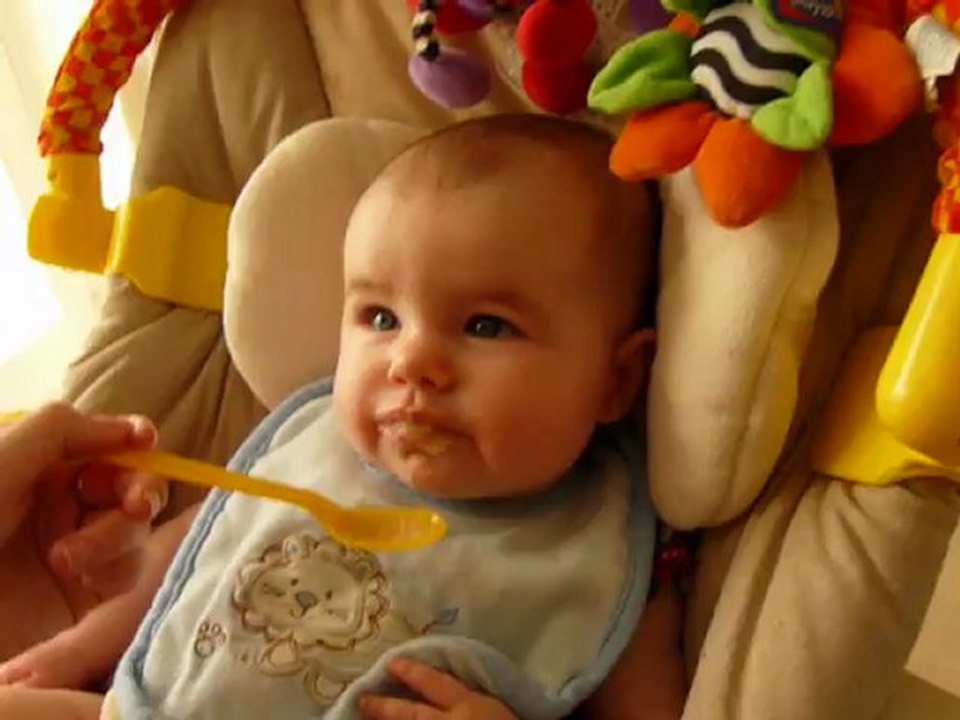 Jade mange sa première panade