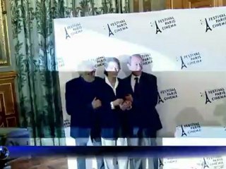 Le réalisateur italien Ettore Scola décoré à Paris