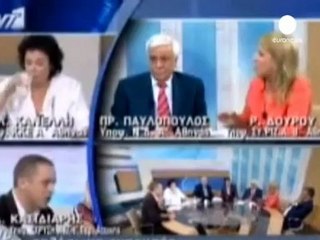 (VÍDEO) Un diputado neonazi griego golpea a dos diputadas de izquierda