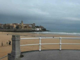 Playa de San Lorenzo de Gijón ambiente el 6 abril 2012