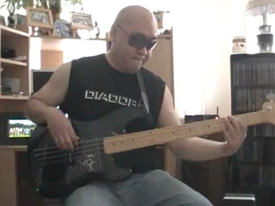 Stop loving you Toto  basscover Bob Roha