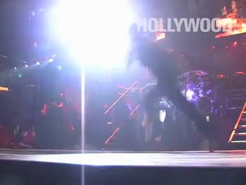 Flashback to Miley Cyrus' concert performance in Australia! - Hollywood.TV