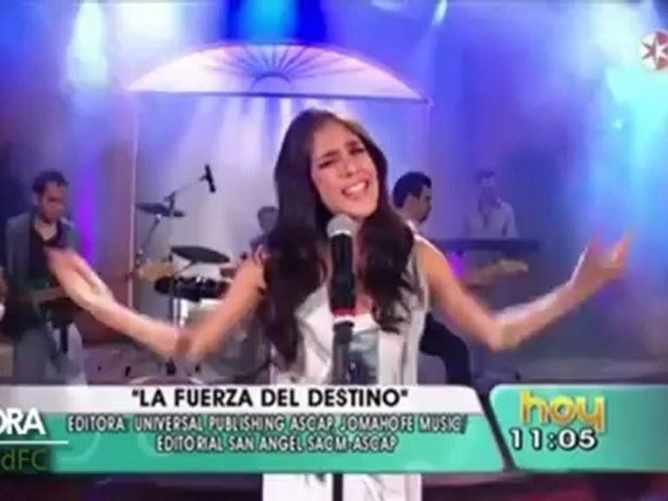 Sandra Echeverria Desayunando y Cantando En Hoy