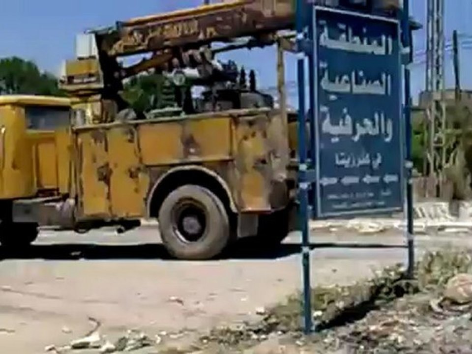 Syria فري برس حماة كفرزيتا عمال الكهرباء تحاول إصلاح ما خربته عصابات الأسد  7 6 2012 Hama