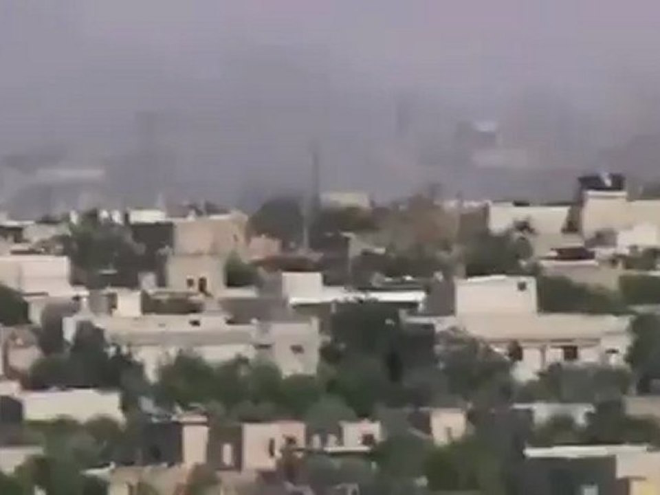 Syria فري برس  حلب الابزمو   تصاعد اعمده الدخان من البلده نتيجه الحرق المنازل والمحلات من قبل عصابات الاسد 7 6 2012 Aleppo