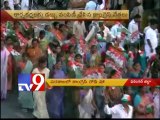 Cong activist caught on TV9 camera distributing money