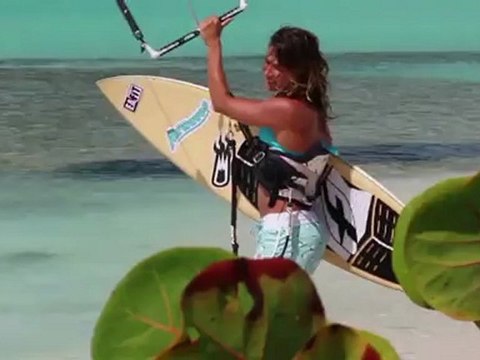 Boat trip kitesurf à Barbuda aux Caraïbes avec Charlotte Cosorti