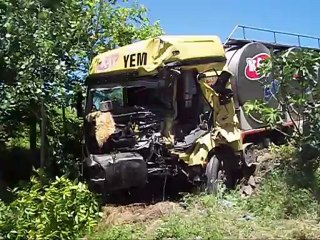 Dursunbey`de İki Kamyon Birbirine Girdi