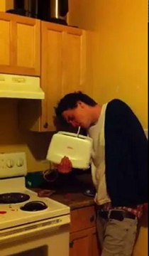 Allumer sa cigarette avec un grille-pain : FAIL