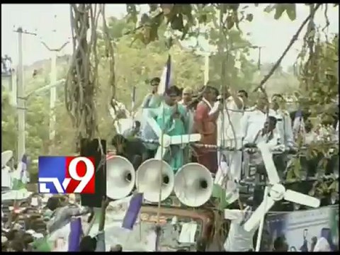 Huge crowds gather for Y.S.Vijayamma's Parakala campaign