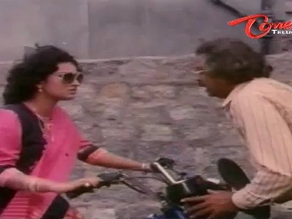 Rowdies Chasing Suttivelu - Telugu Comedy