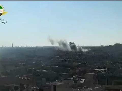Syria فري برس حمص الخالدية لحظة سقوط قذيفتين بنفس المكان 8 6 2012 Homs