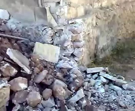 Syria فري برس حلب حيان اثار القصف العشوائي الصاروخي ع البلدة 7 6 2012 ج5 Aleppo