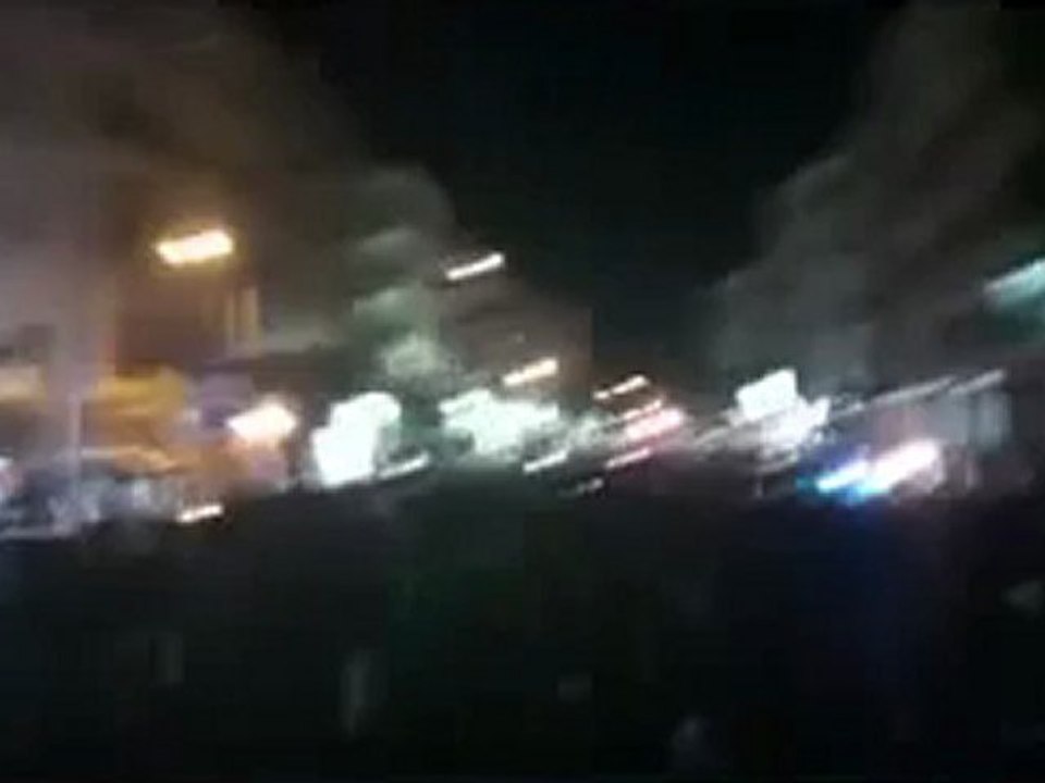 Syria فري برس حلب حي صلاح الدين رفع علم الاستقلال على الدوار7 6 2012 Aleppo