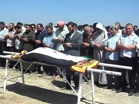 Syria فري برس حلب اعزاز الصلاة على الشهيد فاتح رشيد زعموط 7 6 2012 ج1 Aleppo