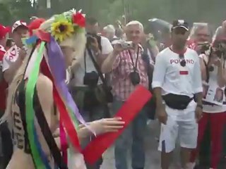 Mulheres do grupo feminista Femen protestam antes da abertura da Eurocopa