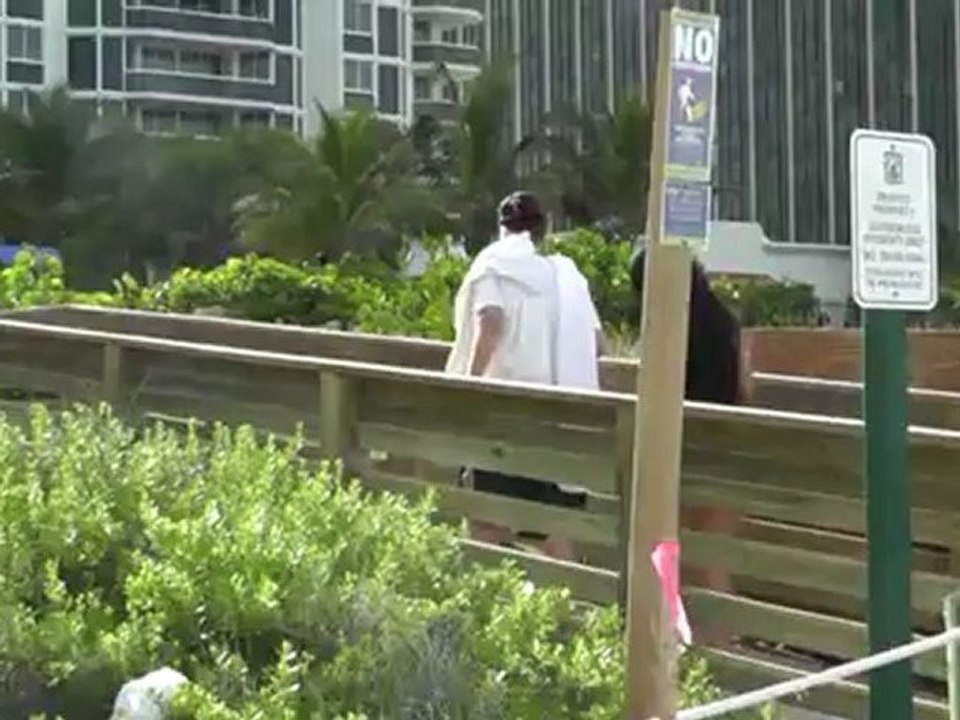 Kris Humphries am Strand mit neuer Freundin, die Kim Kardashian sehr ähnlich sieht