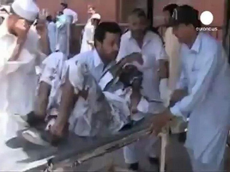 Pakistan bus bomb kills 19