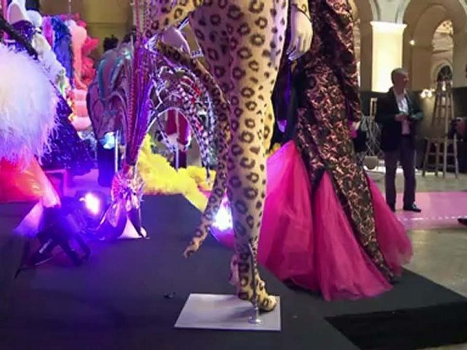 Des costumes des Folies Bergère aux enchères à Paris