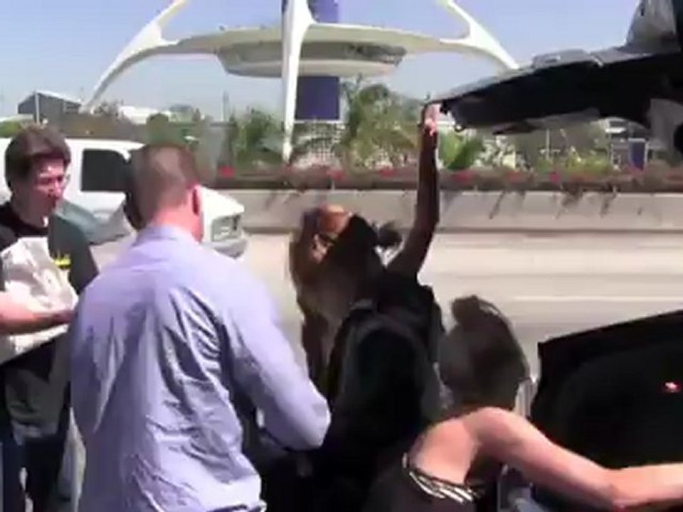 Miley Cyrus Shows Off Engagement Ring