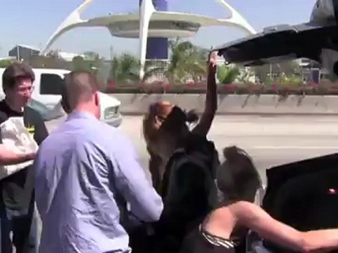 Miley Cyrus Shows Off Engagement Ring