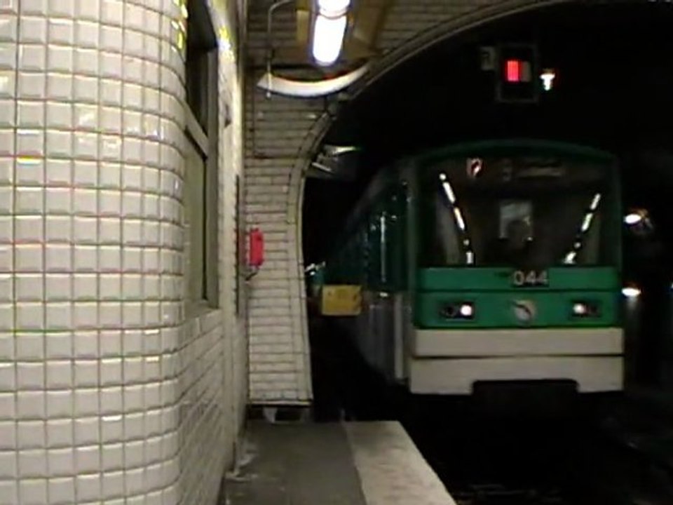 MF67 : Manoeuvre à la station Mairie d'Issy sur la ligne 12 du métro parisien
