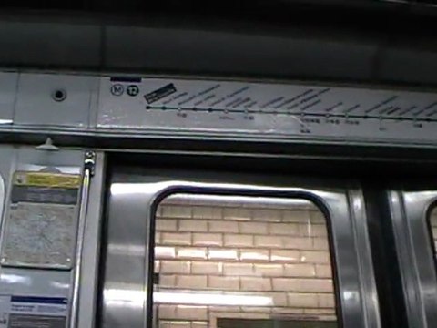 MF67 : Fermeture des portes et départ de la station Mairie d'Issy sur la ligne 12 du métro parisien