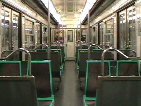 Aménagement intérieur d'une rame MF67 sur la ligne 3bis du métro parisien