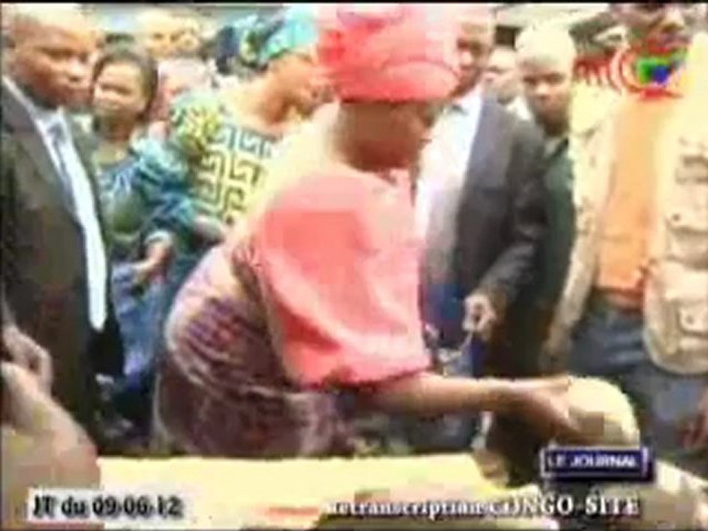 Claudia Lemboumba Sassou Nguesso au chevet des vendeuses du quartier 68 à  Talangaï