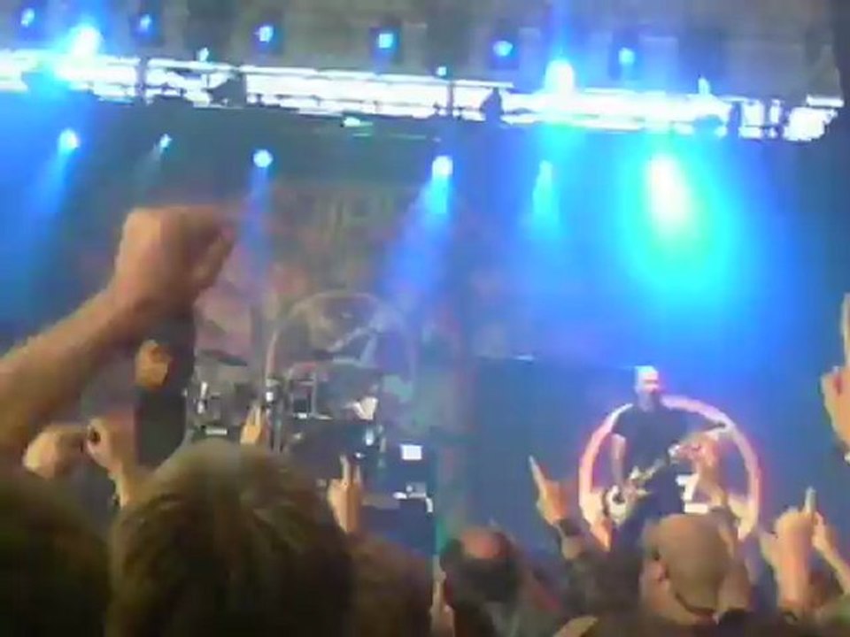 Anthrax aux métalurgicale 2012 de Denain ( suite à l intervention de l ' agent de sécurité m' ayant interdit de filmer vous ne verez pas l' intégralité de la chanson)