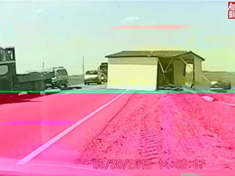 Video: Camión de carga pierde una casa y provoca un accidente