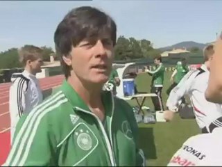 Michael Schumacher e Nico Rosberg con un pallone