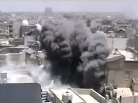 Syria فري برس حمص القديمة سقوط قذيفة بجانب المصور مع استمرار القصف 9 6 2012 Homs
