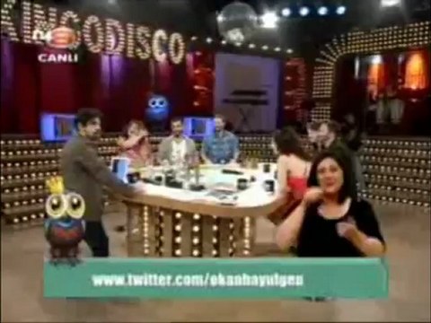 Okan öyle bir dalga geçti ki!