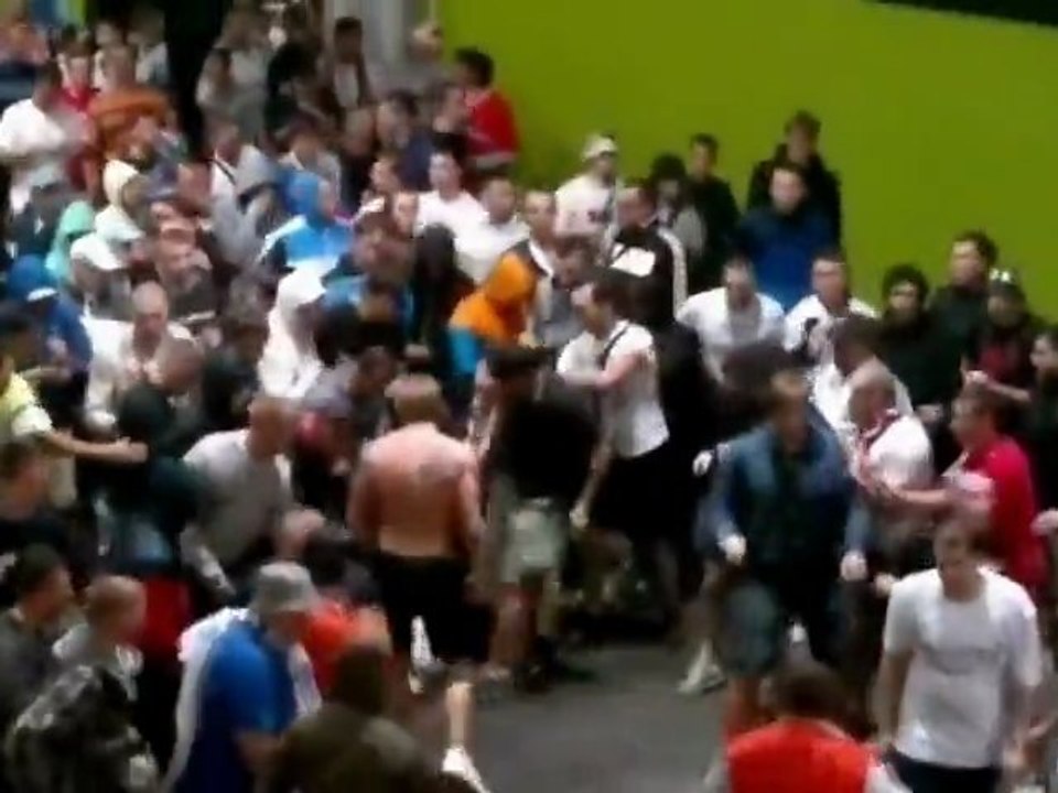 Honteux : les hooligans russes tabassent des stadiers polonais !