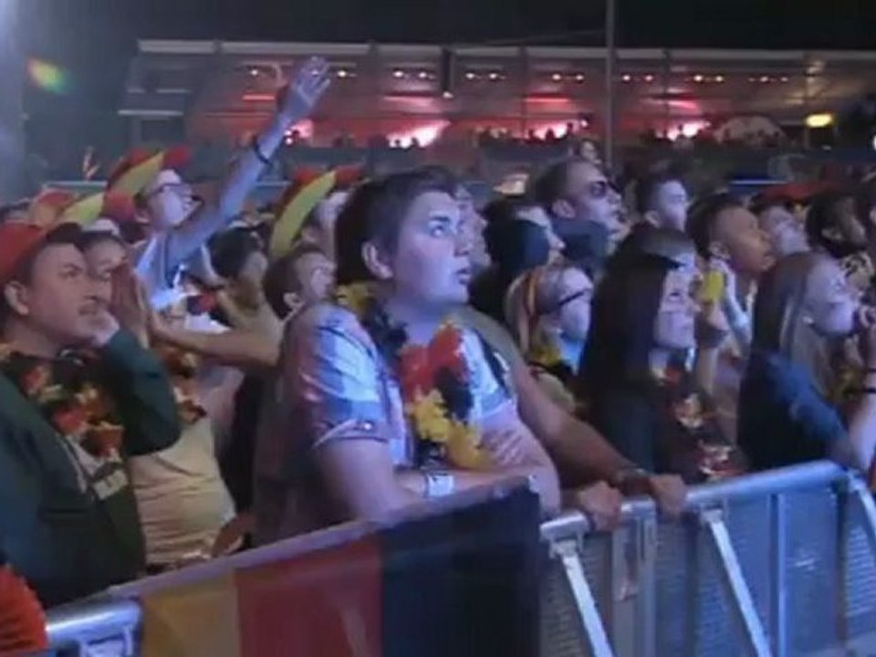 Anhänger feiern deutschen Sieg gegen Portugal auf der Berliner Fanmeile