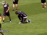 Mario Balotelli ne sait pas faire ses lacets !