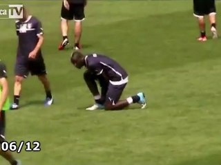 Mario Balotelli ne sait pas faire ses lacets !