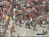 Capriles durante su paso por la avenida Francisco de Miranda